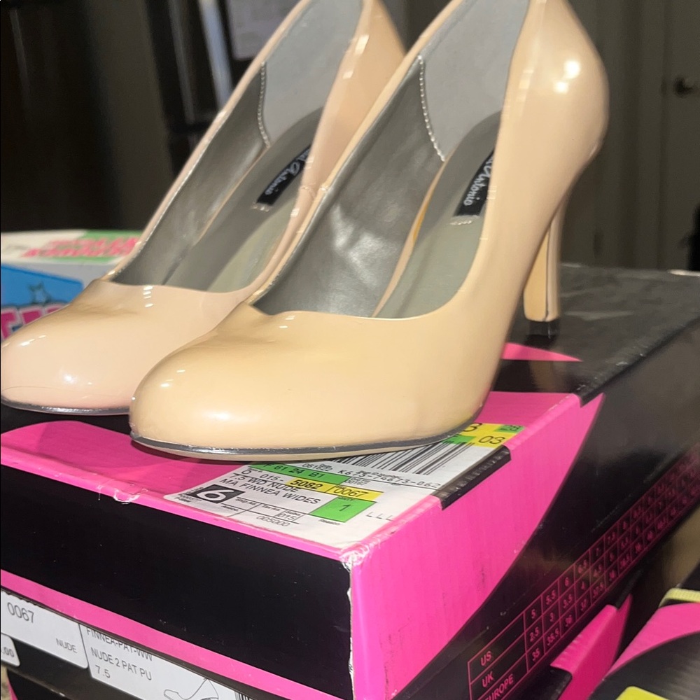 ≈≈New In Box≈≈

Business low heels 

Michael Antonio Nude Patent Leather Heels